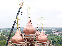 Установка креста на купол Свято-Троицкого храма г. Болхова, 9 июля 2009 г.