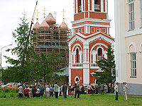 Установка креста на купол Свято-Троицкого храма г. Болхова, 9 июля 2009 г.