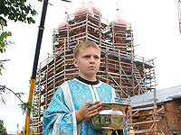 Установка креста на купол Свято-Троицкого храма г. Болхова, 9 июля 2009 г.