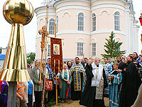 Установка креста на купол Свято-Троицкого храма г. Болхова, 9 июля 2009 г.