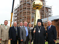 Установка креста на купол Свято-Троицкого храма г. Болхова, 9 июля 2009 г.