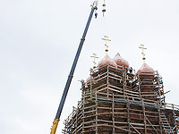 Установка креста на купол Свято-Троицкого храма г. Болхова, 9 июля 2009 г.