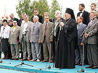Установка креста на купол Свято-Троицкого храма г. Болхова, 9 июля 2009 г.