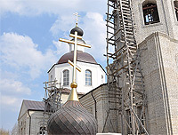 Установлен купол и крест на колокольню храма. 25 апреля 2013 г.