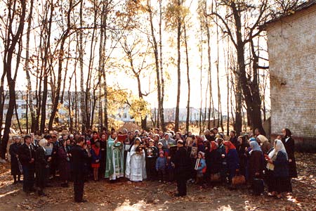 Кресный ход в возрождающемся Покровском храме, 1990-е гг.
