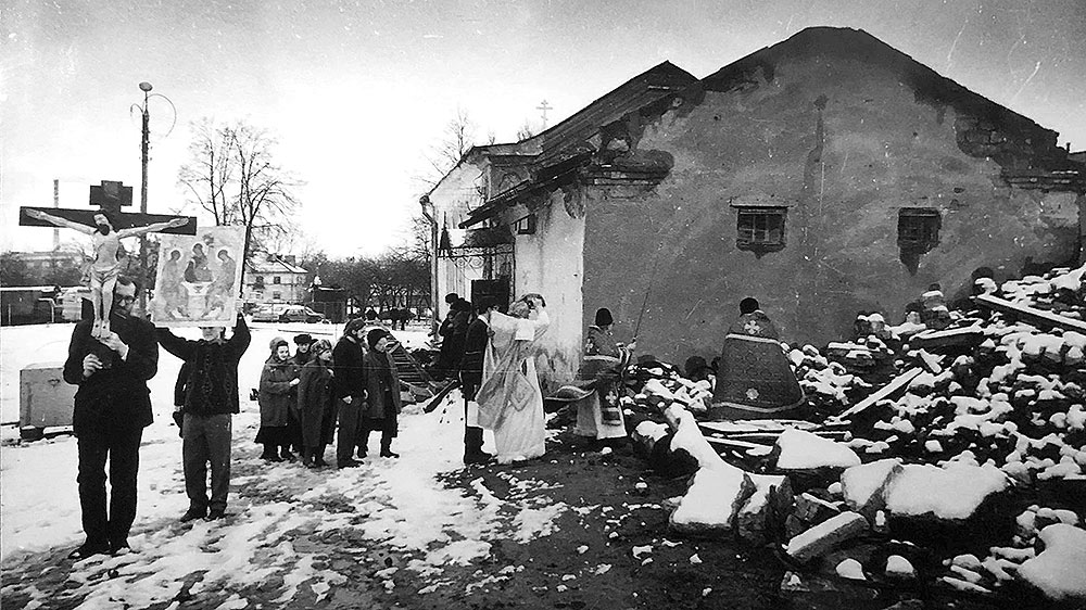 Один из первых крестных ходов общины Троицкой церкви Успенского монастыря. Виктор Ливцов — крайний слева