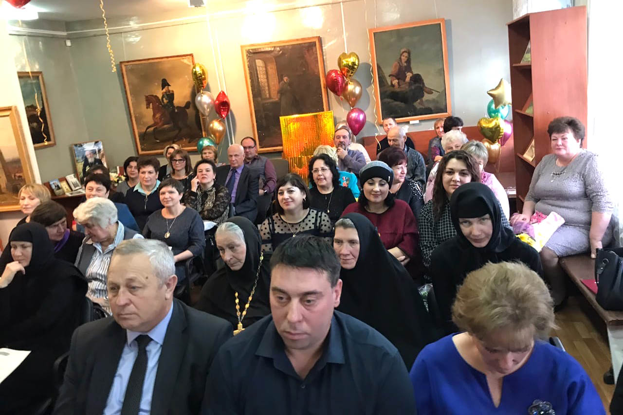 Сто лет общей истории: православные болховчане поздравили местный краеведческий музей с вековым юбилеем